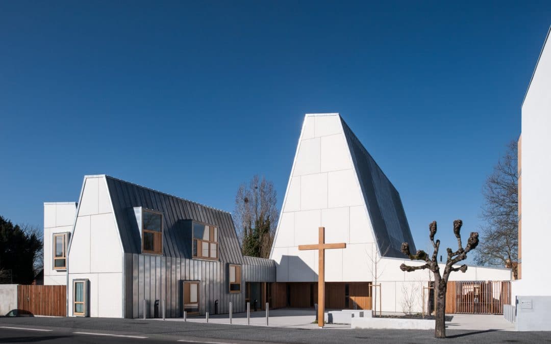 EGLISE TRADITIONNELLE A L&rsquo;ARCHITECTURE MODERNE